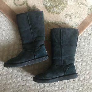 BLACK UGGS